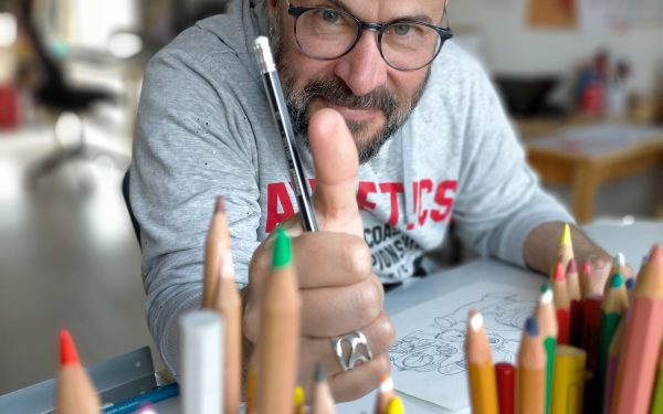 Dejó todo por los lápices: la increíble historia del ilustrador que emociona al mundo con sus dibujos infantiles