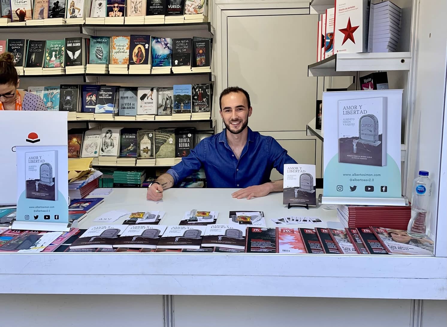 El escritor Alberto Simón, firmó ejemplares de su novela «Amor y libertad» en la reciente Feria del Libro de Madrid.