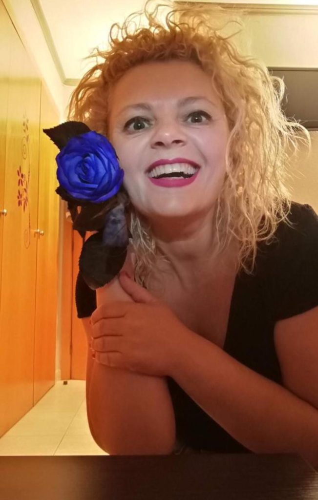 Pensó que la reconocerían después de morir… y terminó escribiendo un libro que abraza en vida