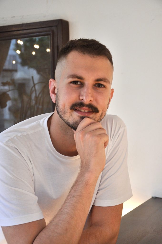 El poemario que nació como un regalo secreto y terminó desnudando el alma de su autor