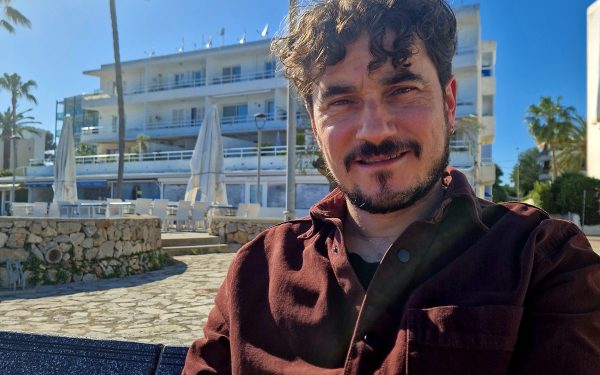 El poeta que reparte “guantás”: sin filtros, sin miedo y contra todo lo que incomoda