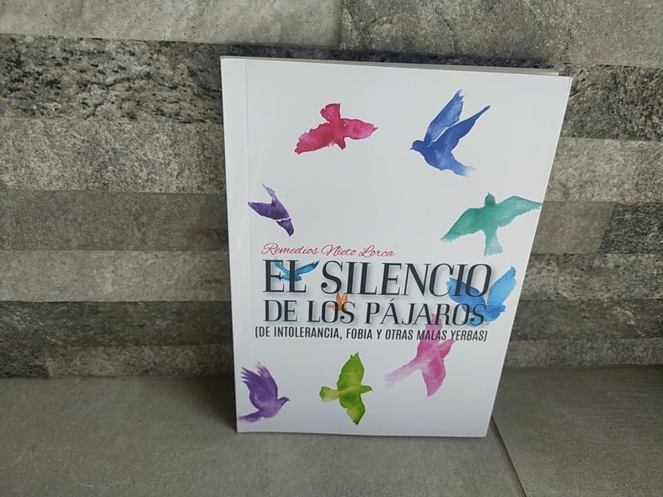 Reseña de “El silencio de los pájaros (De intolerancia, fobia y otras malas yerbas)”, de Remedios Nieto Lorca | Por Nuria Bellido