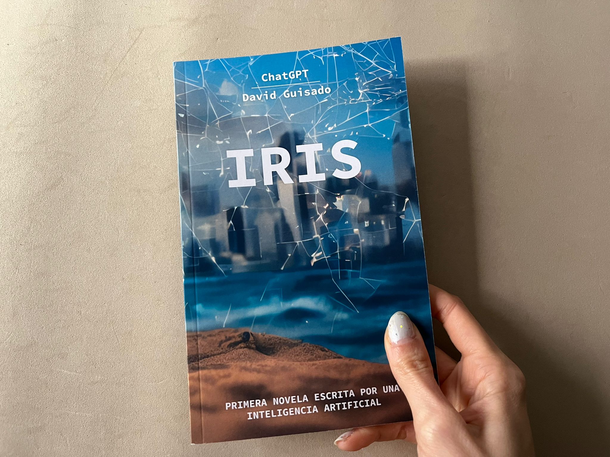 Reseña de “Iris”, primera novela escrita por una inteligencia artificial, de David Guisado | Chat GPT | Por Daniela González