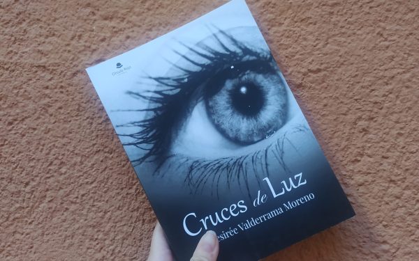 Reseña de “Cruces de Luz”, de Desirée Valderrama Moreno | Por Daniela González