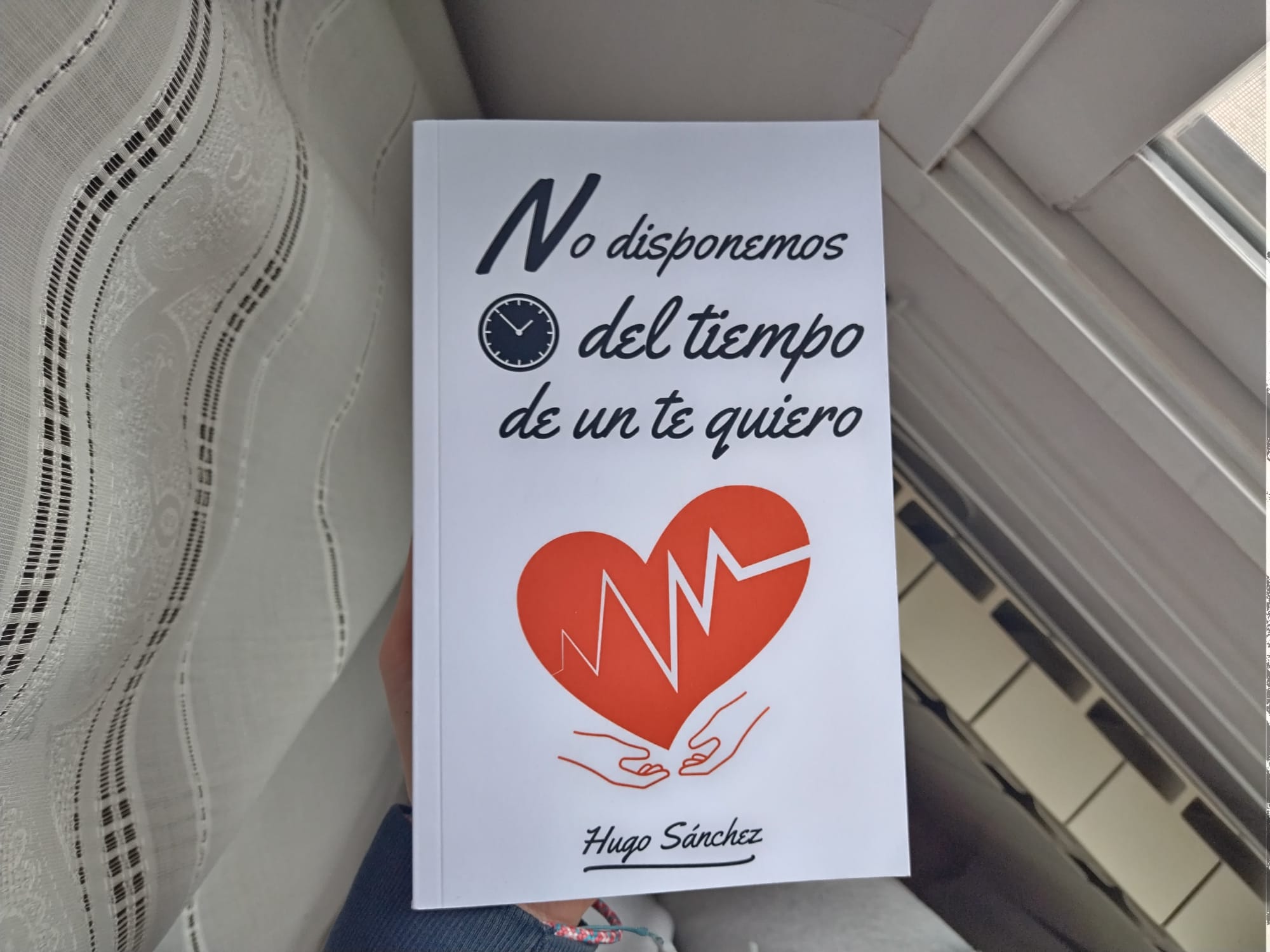 Reseña de “No disponemos del tiempo de un Te quiero”, de Hugo Sánchez | Por Daniela González
