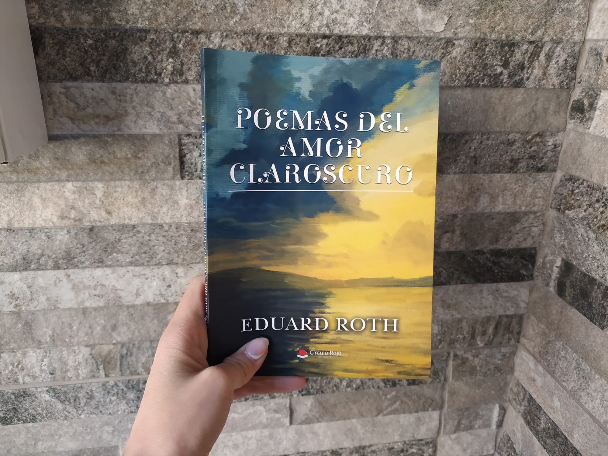 Reseña de «Poemas del amor claroscuro», de Eduardo Roth | Por Daniela González
