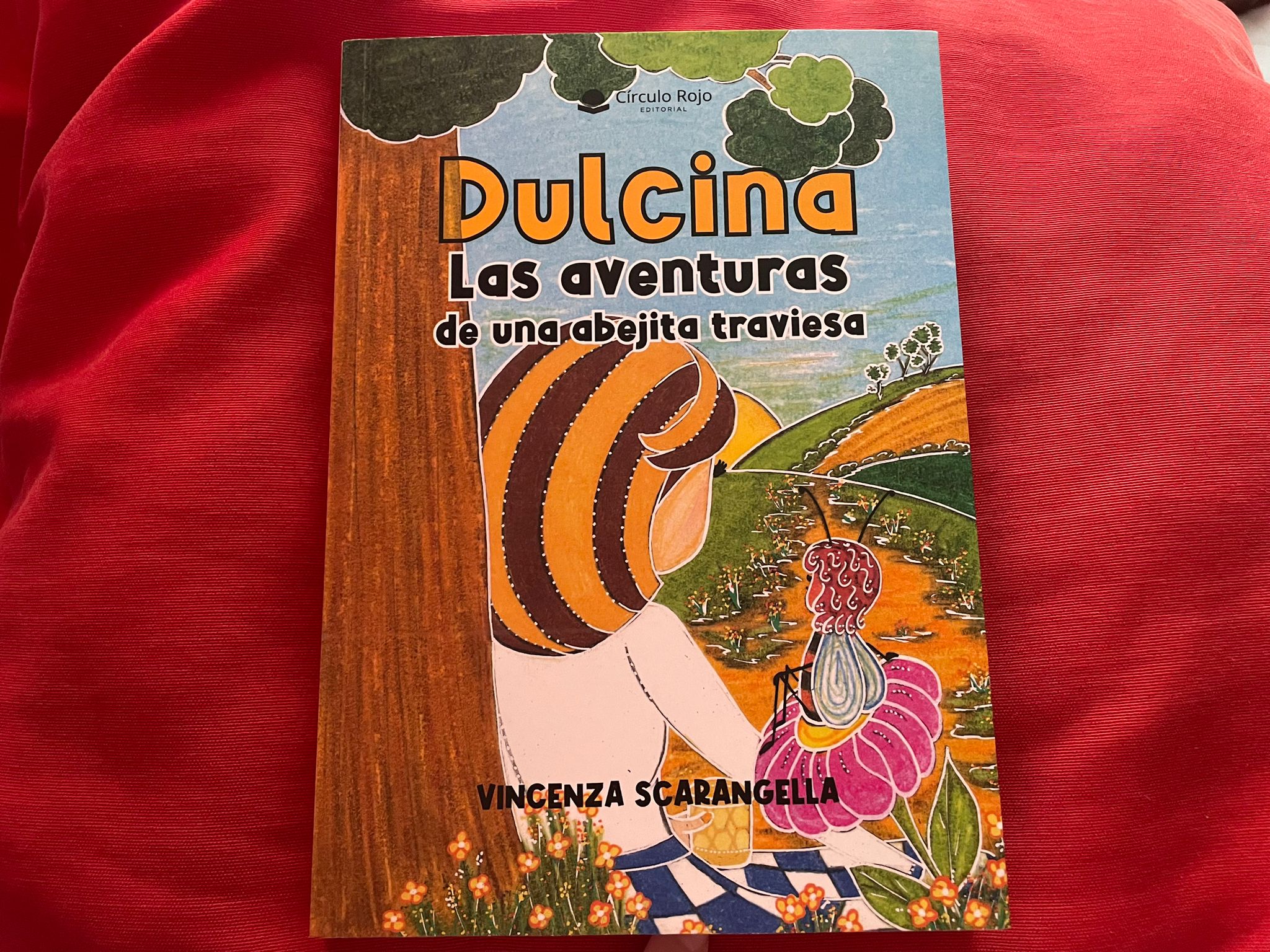 Reseña de “Dulcina: Las aventuras de una abejita traviesa”, de Vincenza Scarangella | Por Daniela González