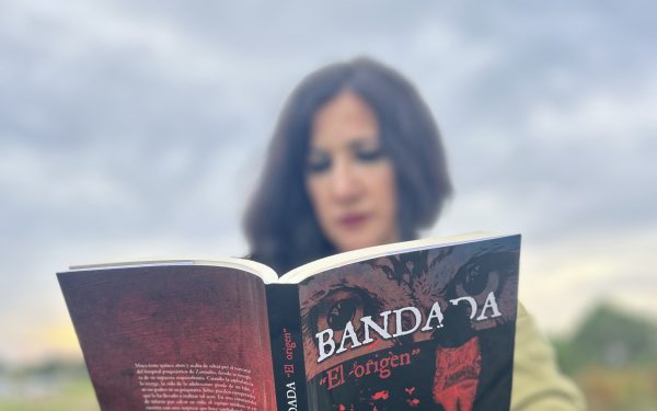 La novela que empezó con una caída mortal y terminó revelando un secreto imposible: así escribe Esther Puertas