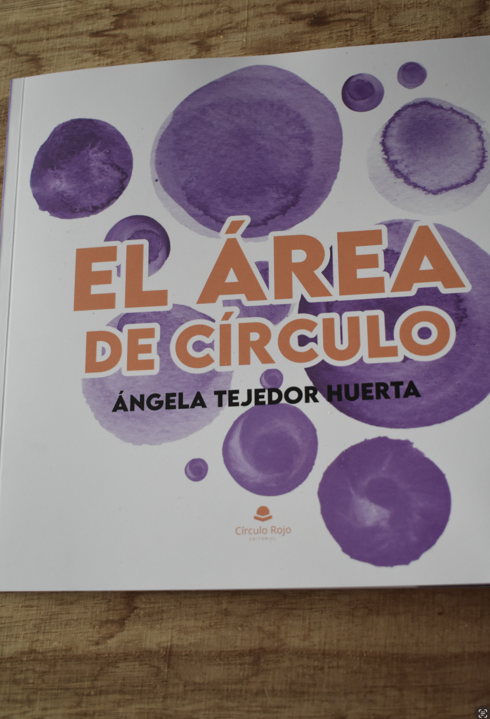 La escritora Ángela Tejedor Huerta, nos cuenta todo sobre su obra “El Área de Círculo”.
