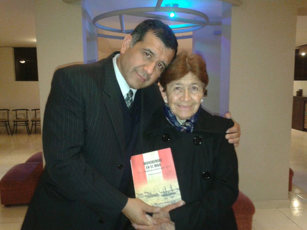 Hernando Carpio Montoya Con su mamá y la primera edición de Moriremos en el Mar