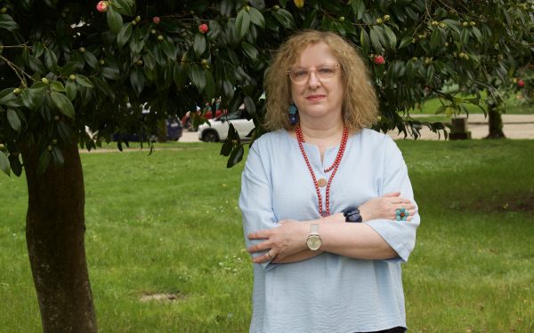 Mujeres que se rompen y se reconstruyen: 5 motivos para leer a esta autora y entender la vida sin filtros