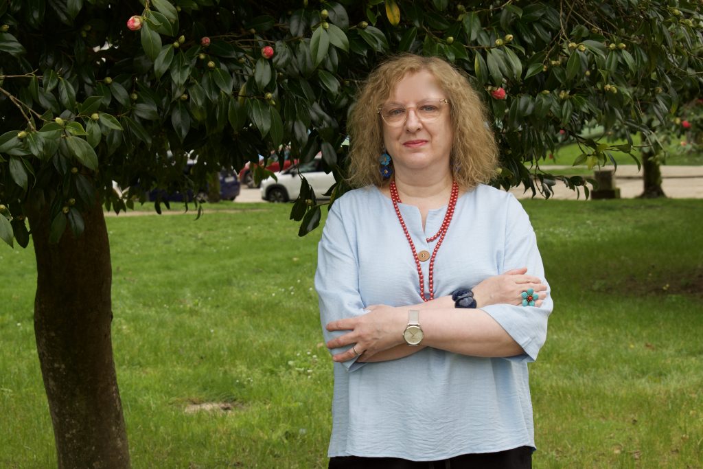 Mujeres que se rompen y se reconstruyen: 5 motivos para leer a esta autora y entender la vida sin filtros