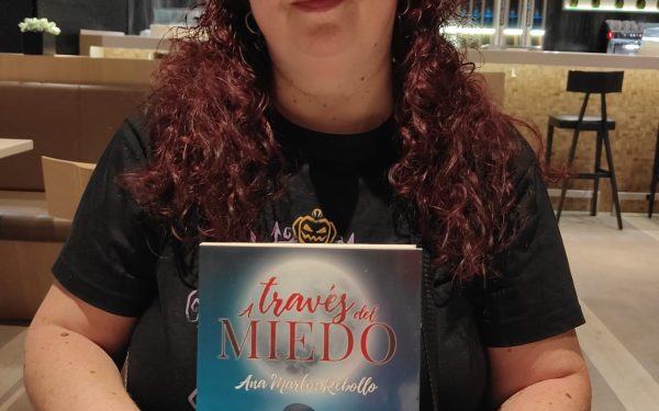 La autora que convirtió sus golpes en literatura: confesiones sin filtro de una vida entre páginas