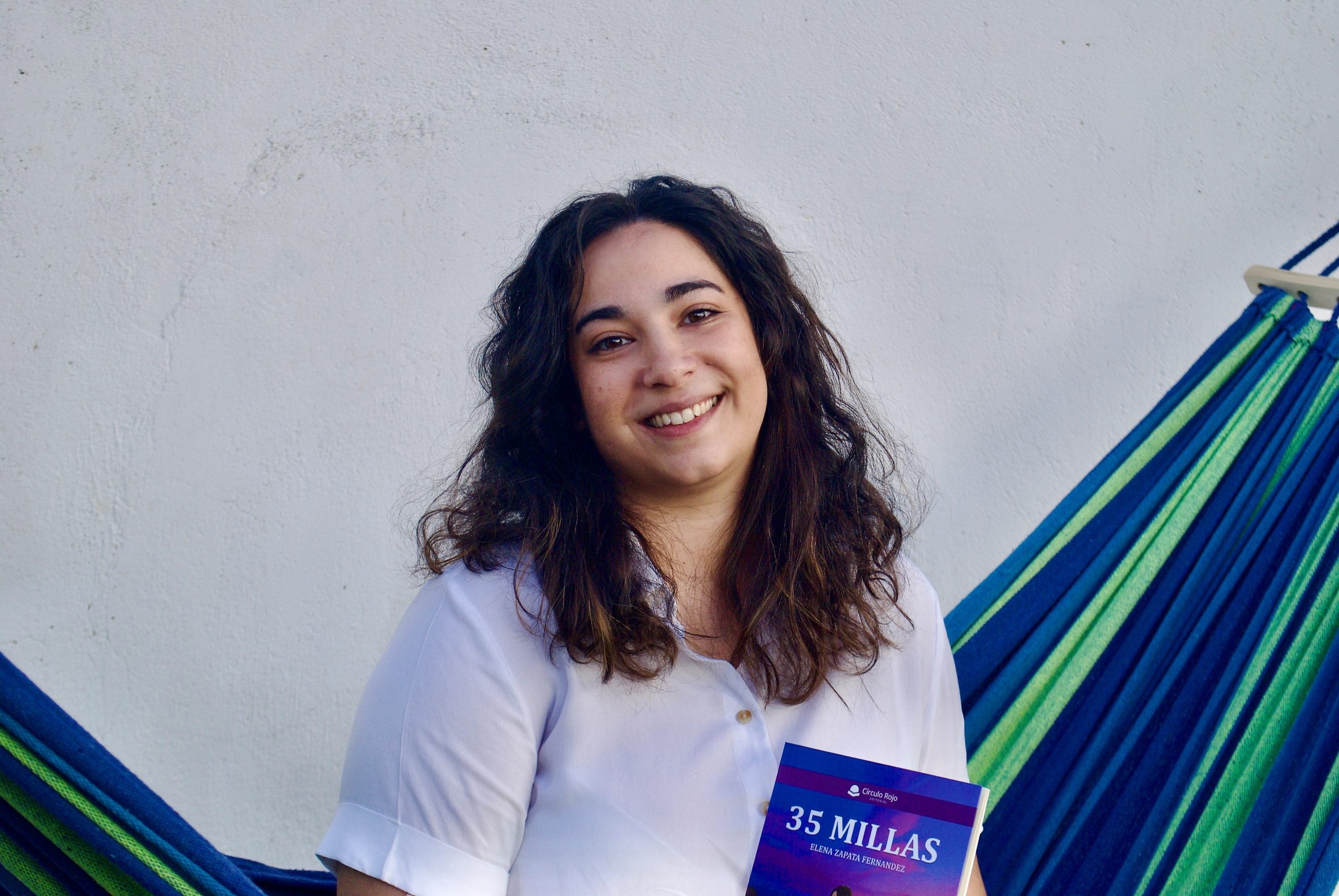 La joven Elena Zapata Fernández nos habla de su primera publicación, “35 millas”.