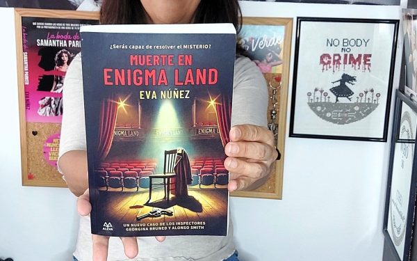 La autora que está revolucionando el crimen literario: secretos, humor y un parque temático lleno de misterios