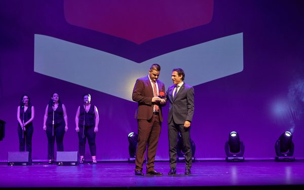 Fran López Castillo triunfa en la gala de los premios de la Editorial Círculo Rojo, celebrada en Roquetas de Mar (Almería)
