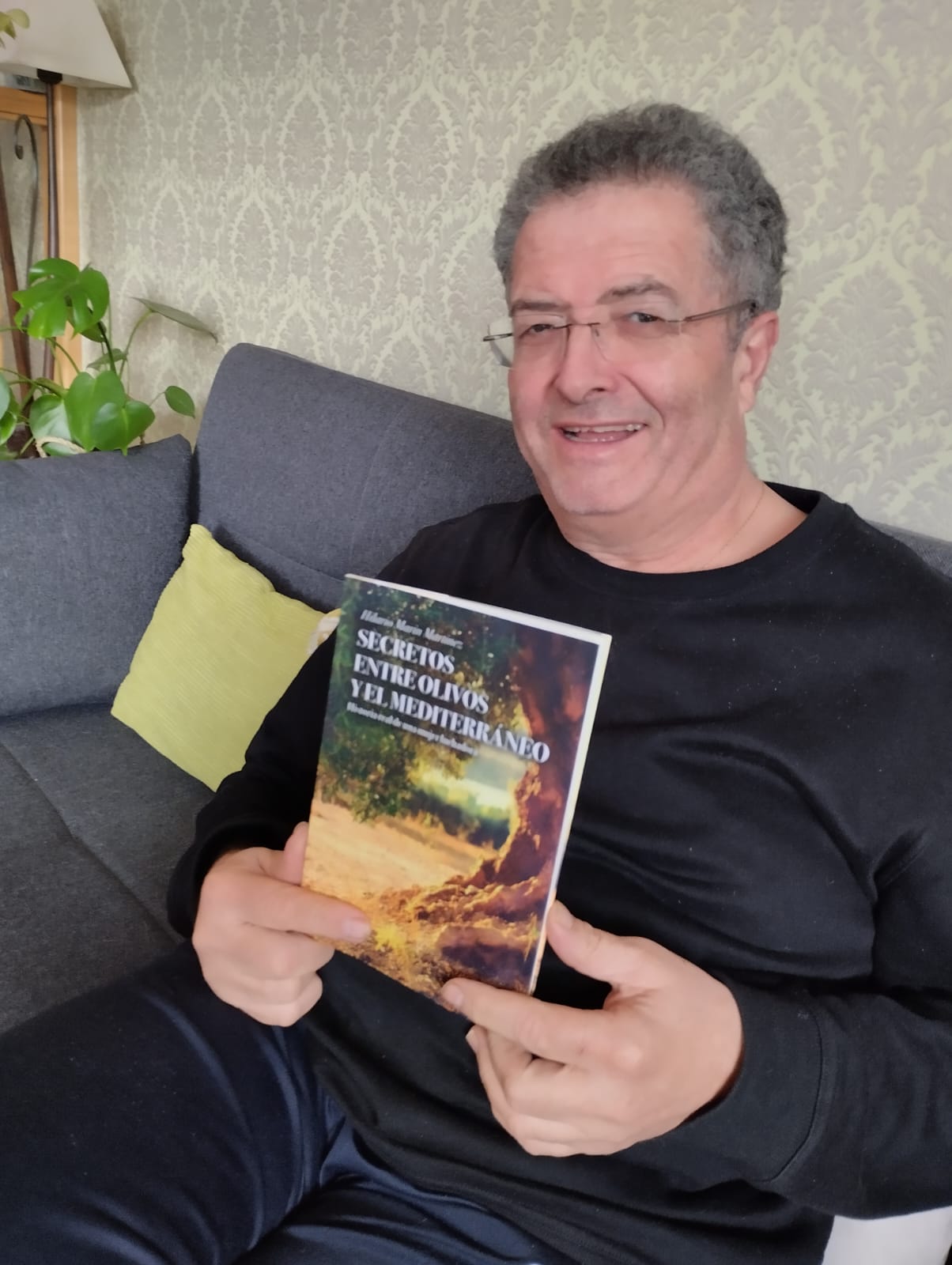 Conoce la nueva novela de Hilario Marín, «Secretos entre olivos y el Mediterráneo»