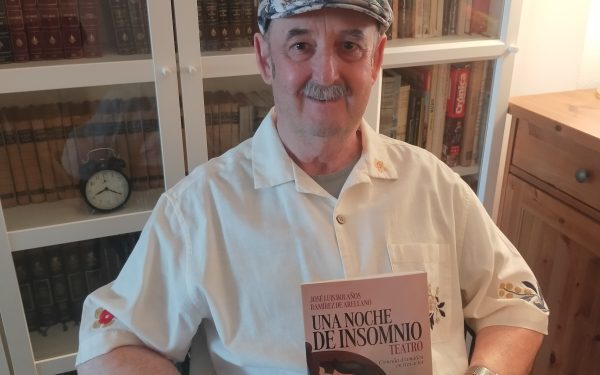 La historia de Ricardo que se encuentra y conversa consigo mismo, con sus tres “yoes”, que aparecen inesperadamente en una alterada noche de insomnio.