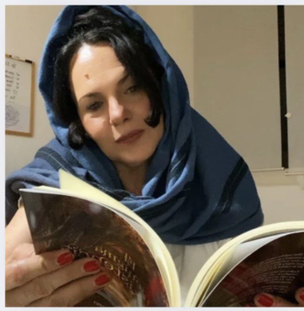 “Maika desnuda su alma en cada página: la escritora que canaliza memorias de otras vidas y te reta a ser tú mismo”