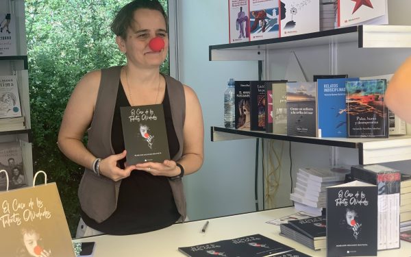 La escritora Penélope Delgado Bautista, firmó ejemplares de su segunda novela «El circo de los talentos olvidados» en la reciente Feria del Libro de Madrid.