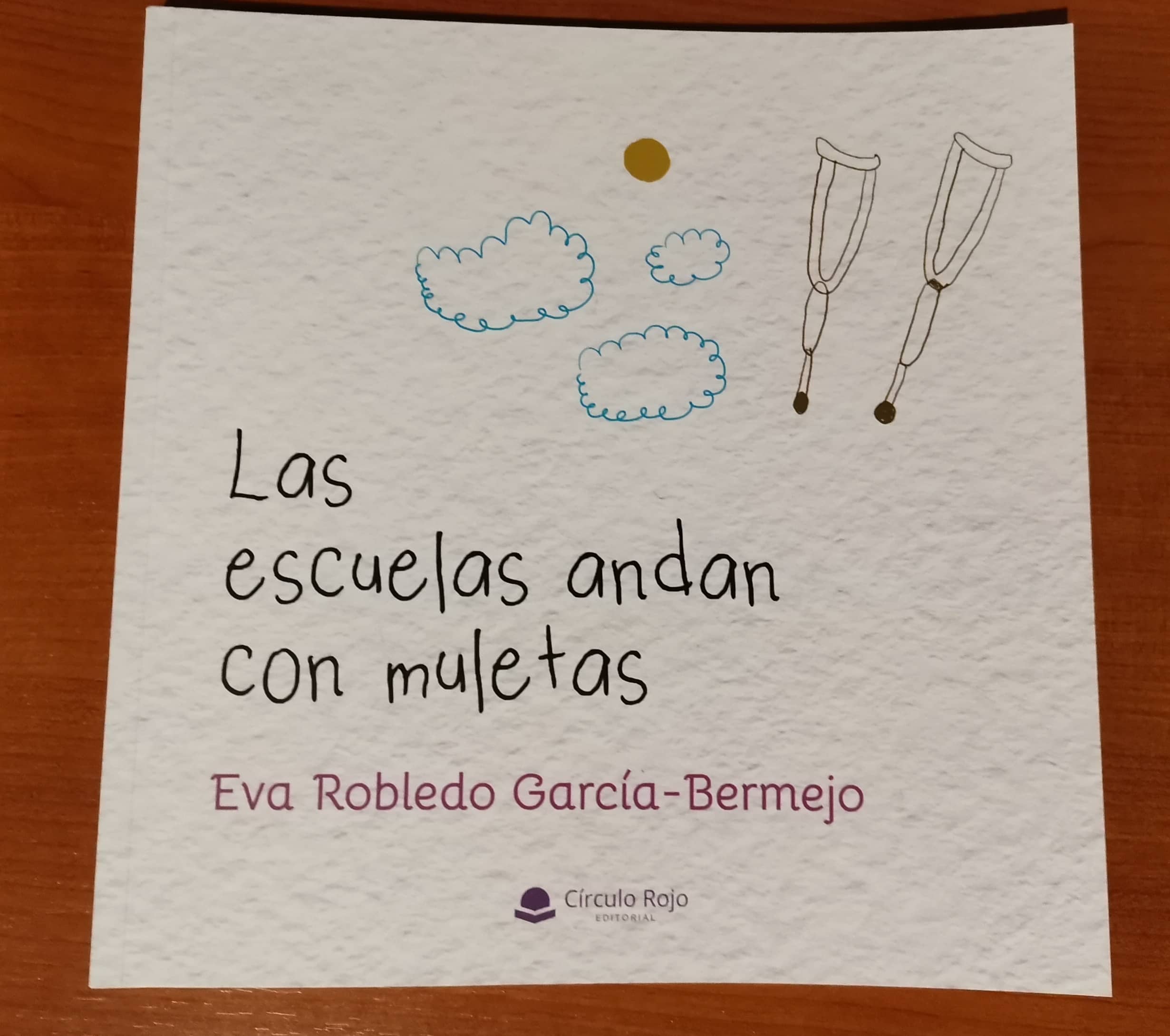 Charlamos con la polifacética escritora Eva Robledo, que nos presenta su primera obra «Las escuelas andan con muletas».