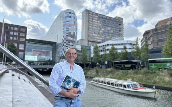 Guillermo Villena debuta con una distopía tecnológica que interpela al presente.