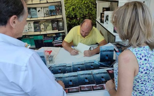 El escritor Javier Jiménez, firmó ejemplares de su libro «VACUNAS PARA UN DUELO» en la reciente Feria del Libro de Madrid.
