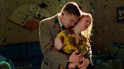 Andrew (interpretado por Leonardo DiCaprio) abrazando a su difunta esposa, en uno de sus episodios oníricos en «Shutter Island» (2010).