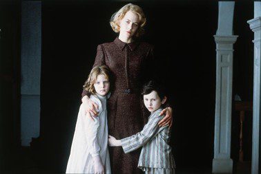 Grace (interpretada por Nicole Kidman) junto a sus dos hijos en «Los otros» (2001).