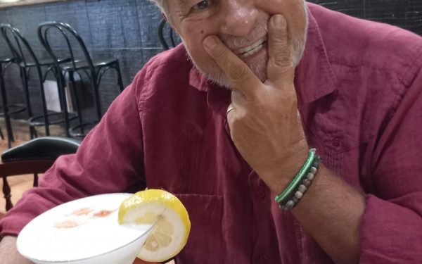 El libro que te pone en tu sitio: por qué Tiesos duele… y por eso funciona