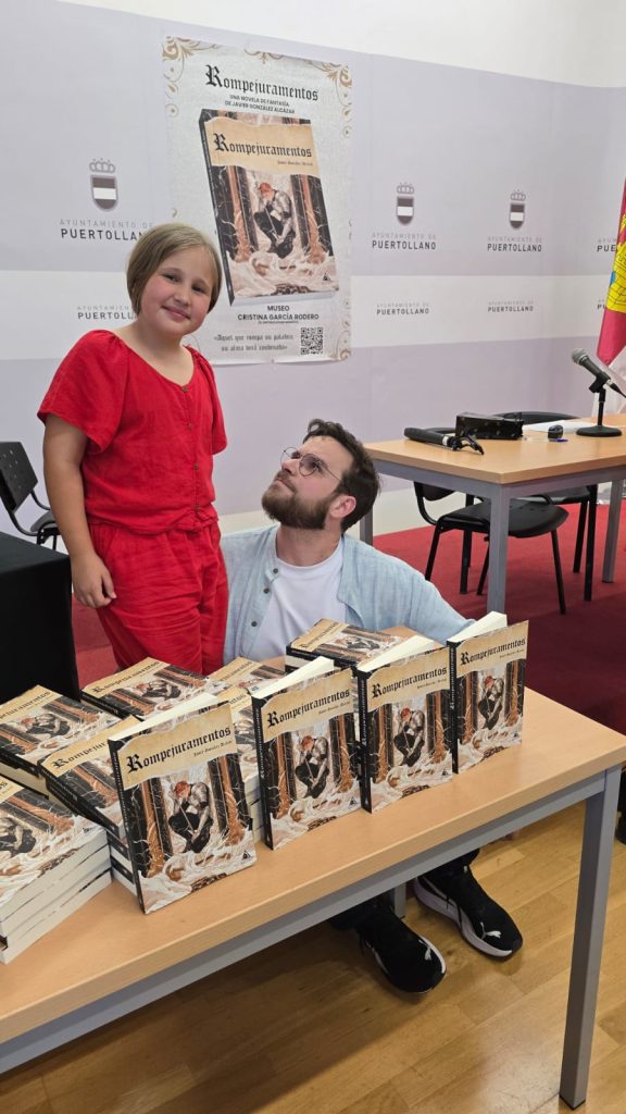 Javier González Alcázar firmando