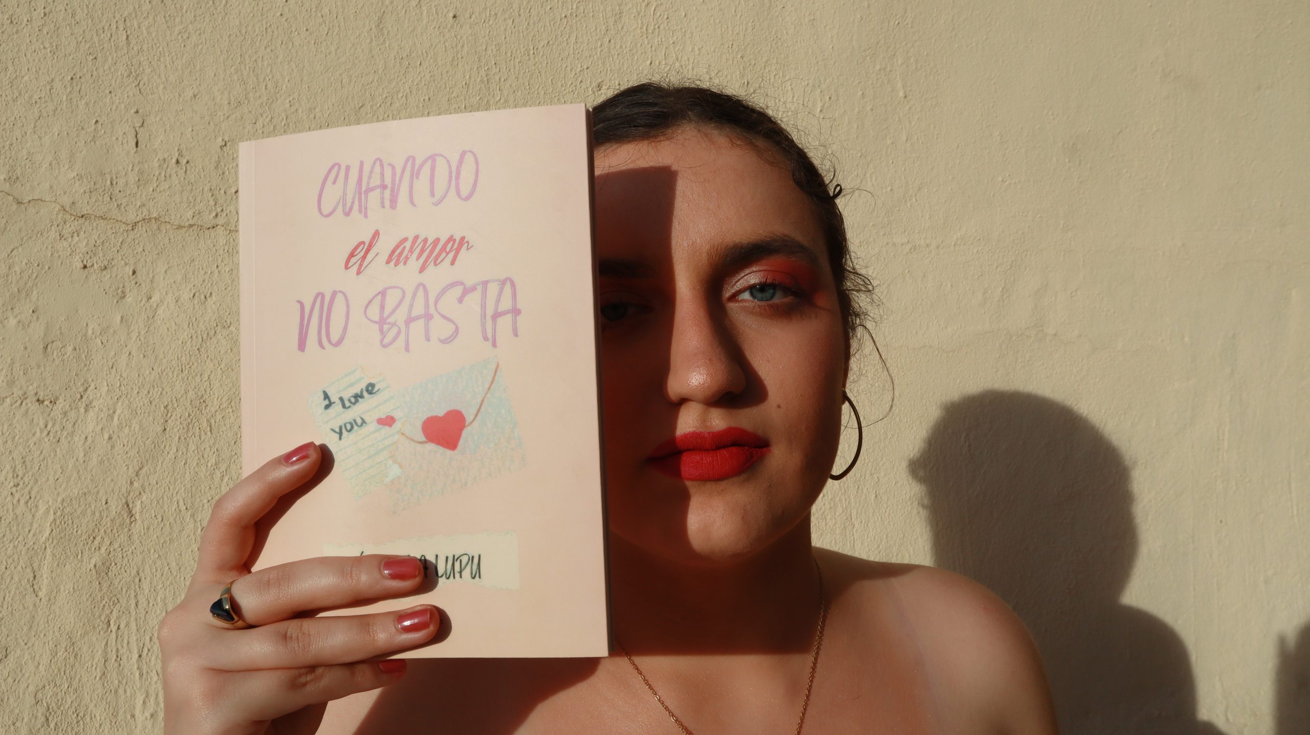 Charlamos con Ángela Lupu, autora de “Cuando el amor no basta”.