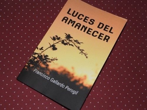 Francisco Gallardo Perogil nos presenta su último libro, «Luces del amanecer»