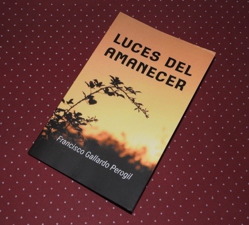 Francisco Gallardo Perogil nos presenta su último libro, «Luces del amanecer»