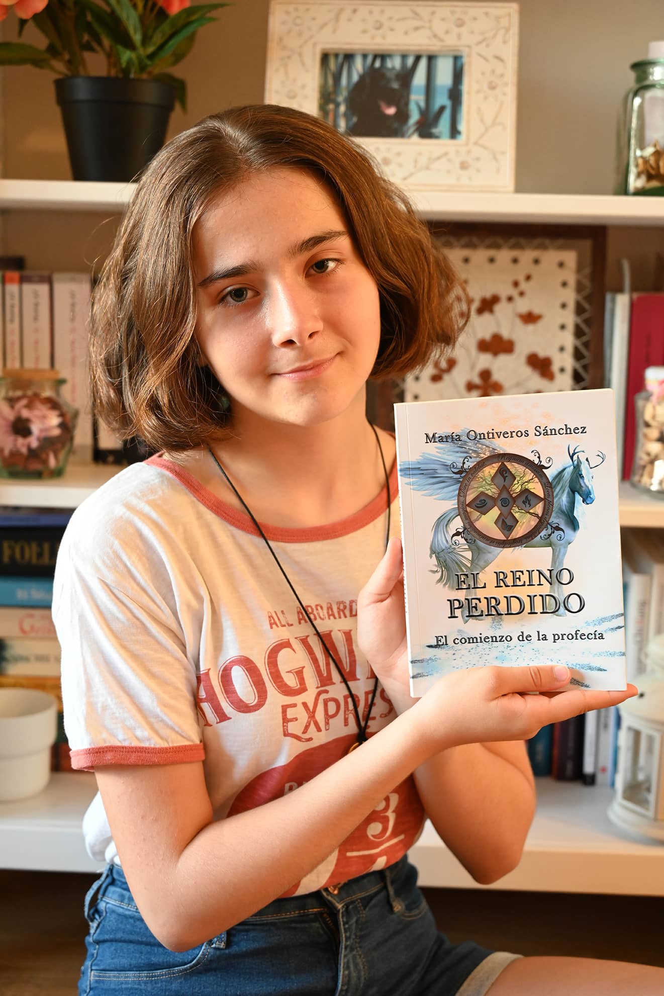 Charlamos con la jovencísima escritora María Ontiveros Sánchez, la cual, con sólo 13 años, publica su primera obra: “El reino perdido: El comienzo de la profecía”