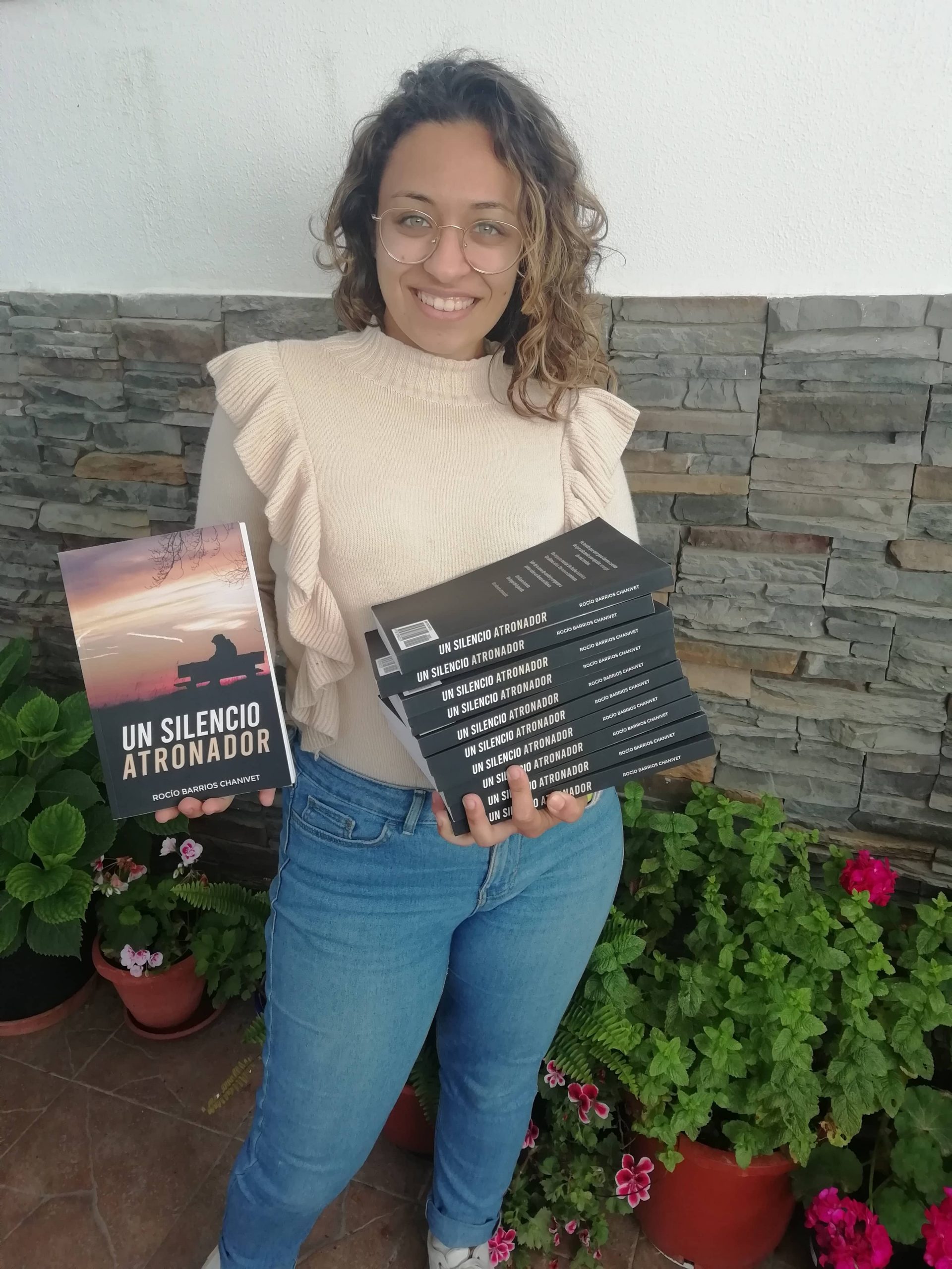La joven y prometedora escritora gaditana Rocío Barrios presenta: “Un silencio atronador”