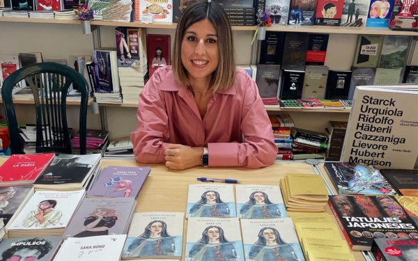 Sara Leo triunfa en la Feria del libro de Valencia