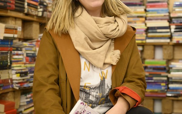 De la cárcel a las aulas: la autora que desmonta el poder de las palabras con un thriller brutal y un cuento que cura