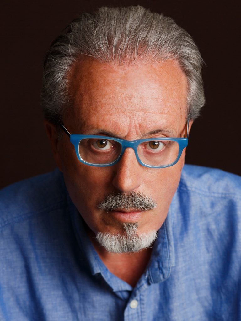 El poemario que desnuda el sufrimiento humano: Tino Castaño publica Radiografía de un trozo de lamento