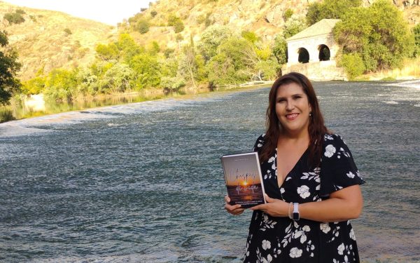 Dejó su vida en Barcelona para cuidar de su madre enferma y convirtió la despedida en una novela que emociona