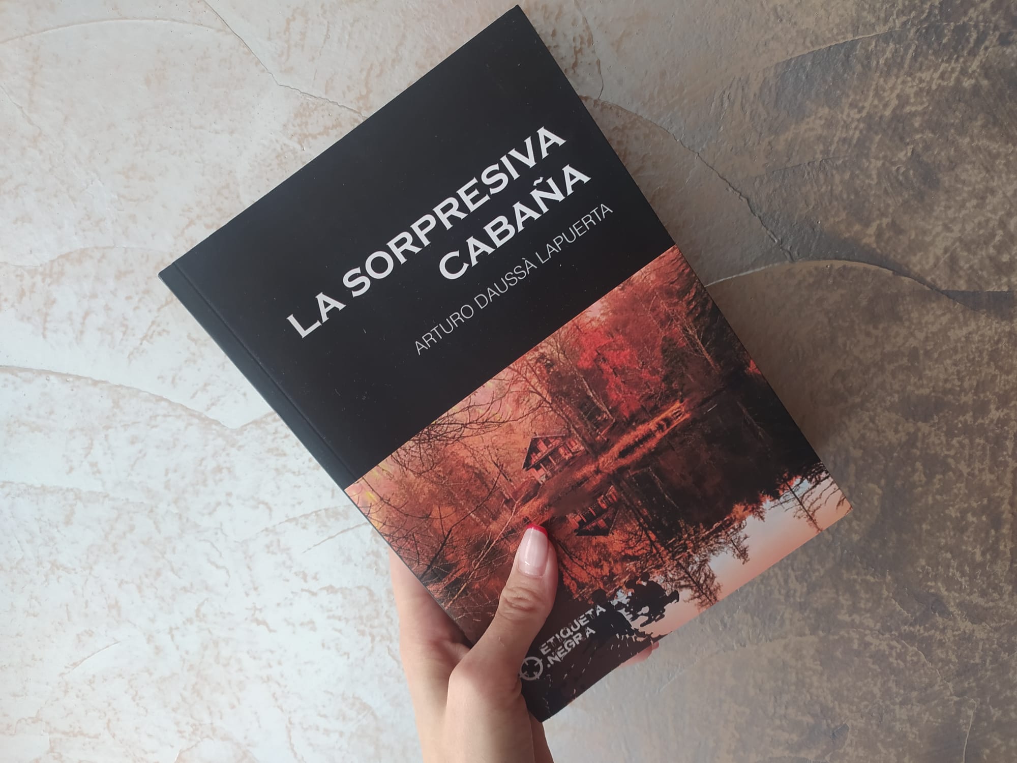 Reseña de “La sorpresiva cabaña”, de Arturo Daussà | Por Daniela González