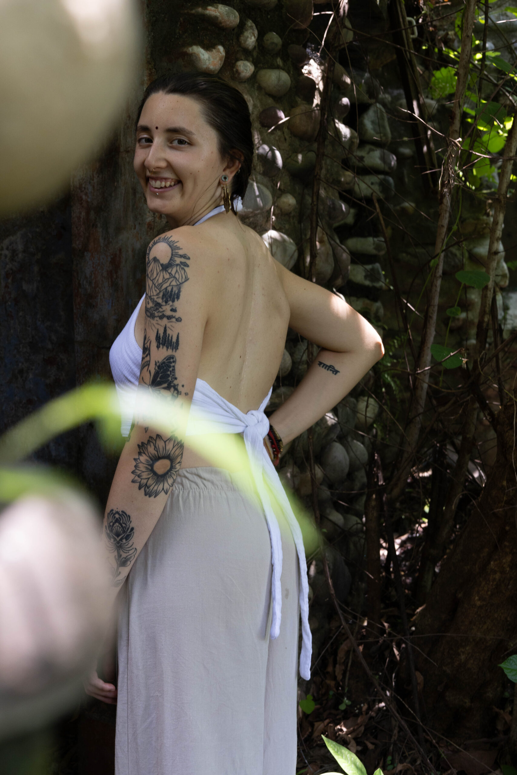 “TIERRA HÚMEDA”: UNA MIRADA POÉTICA Y VISUAL A LA RESILIENCIA HUMANA.