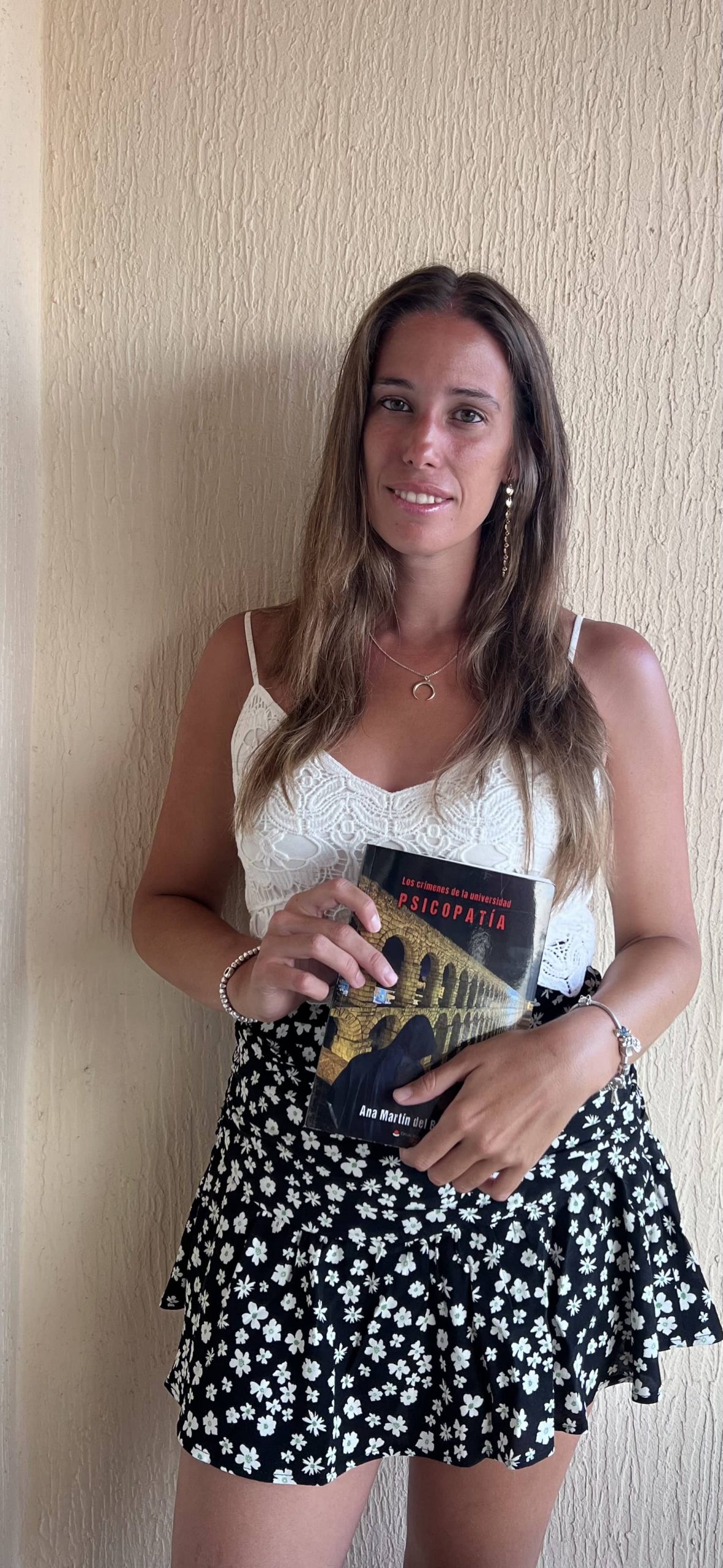 La escritora Ana Martín del Barrio, nos muestra su fabulosa obra “Los crímenes de la Universidad: Psicopatía”