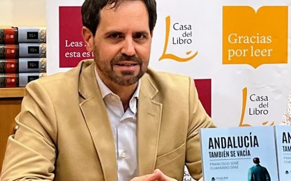 “Andalucía también se vacía”, de Francisco José Chaparro Díaz, ha cerrado el otoño en plena promoción y ya prepara el próximo año con nuevos eventos y actos culturales.