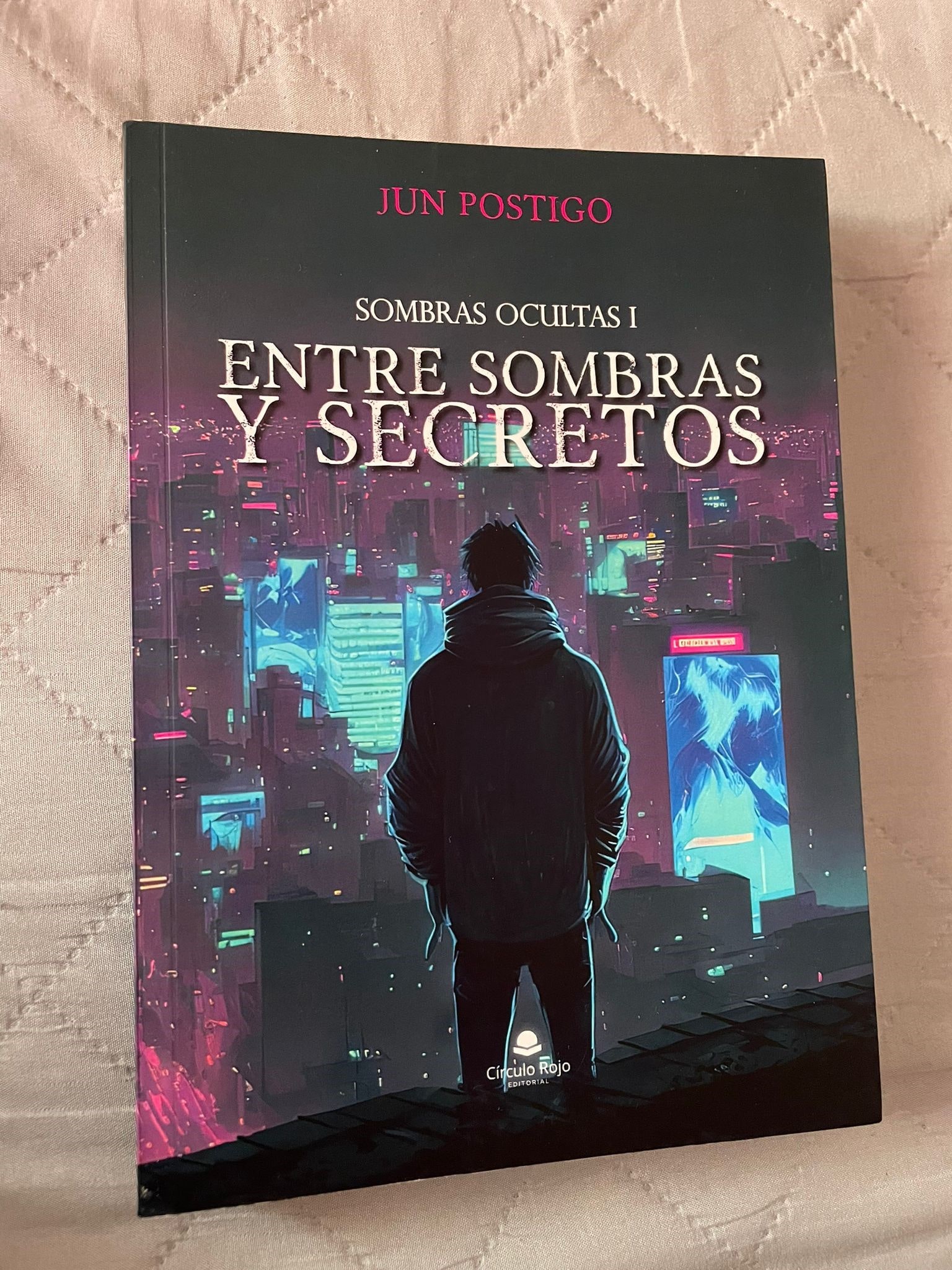 Reseña de “Sombras Ocultas 1: Entre Sombras y Secretos”, de Jun Postigo | Por Daniela González