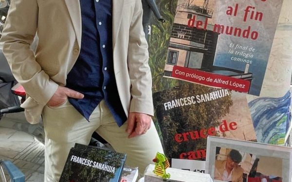 El escritor que convirtió un encuentro policial en el Camino de Santiago en una saga de casi mil páginas que nadie puede soltar