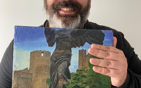 El autor que convierte el cielo en una batalla por el conocimiento: por qué leer El cazador de estrellas