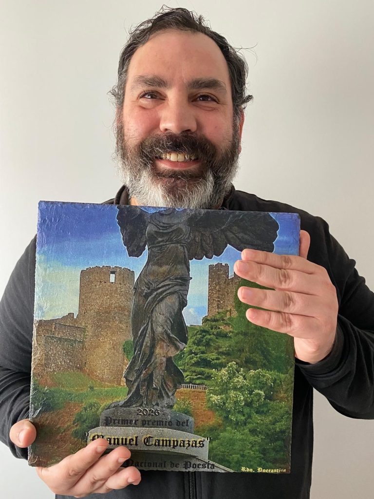 El autor que convierte el cielo en una batalla por el conocimiento: por qué leer El cazador de estrellas