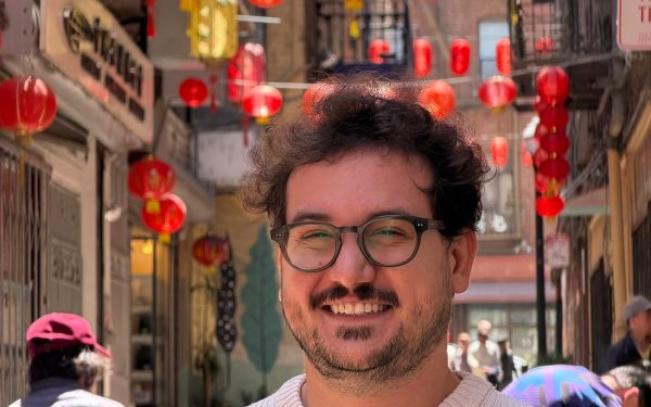 Un ingeniero del sector espacial ha escrito una novela donde la ciencia controla el clima: cinco motivos para leer «Regen: La Puerta Rosa», de Toni Alcayde