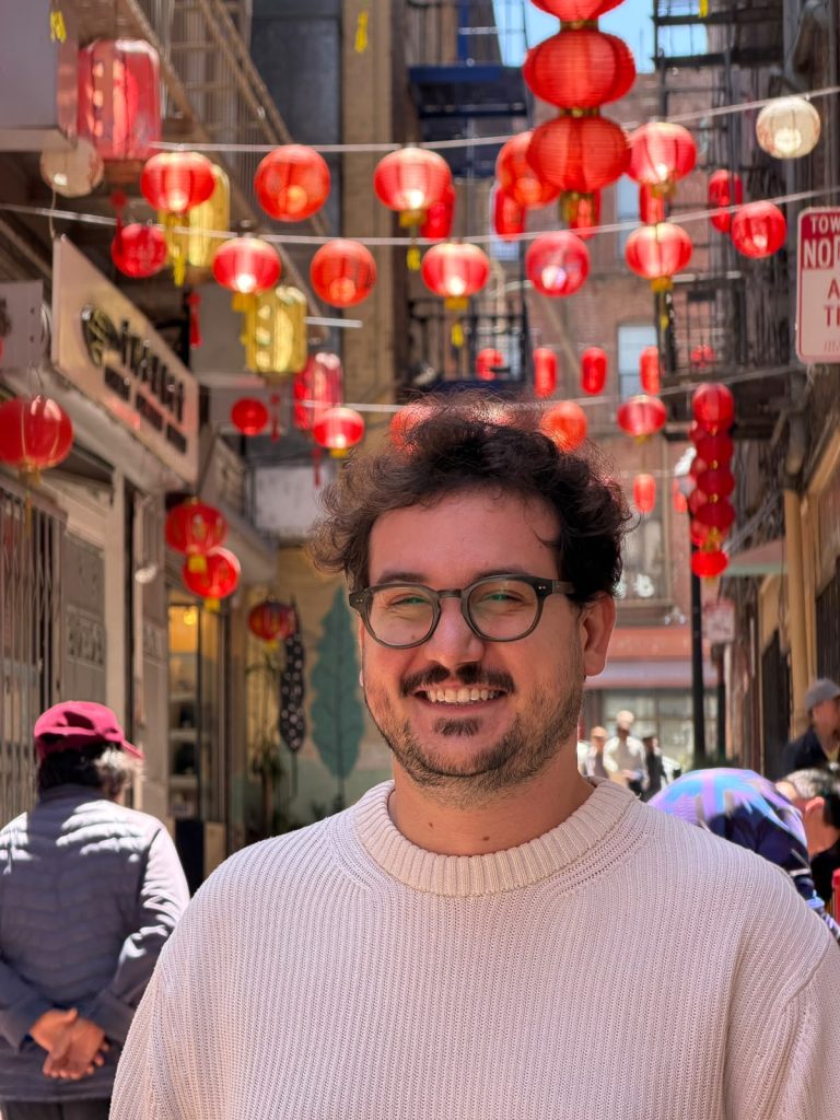 Un ingeniero del sector espacial ha escrito una novela donde la ciencia controla el clima: cinco motivos para leer «Regen: La Puerta Rosa», de Toni Alcayde